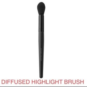 DIFFUSED HIGHLIGHT BRUSH
Highlighter Brush